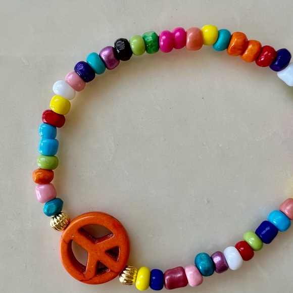 Stack of 3 seed bead stretch bracelets with retro Peace sign - Picture 3 of 5